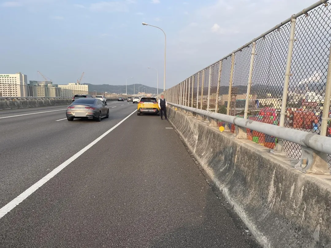 國道1號五楊高架北向49.5公里桃園路段,今(21)日下午發生墜落死亡意外。(圖/警方提供)