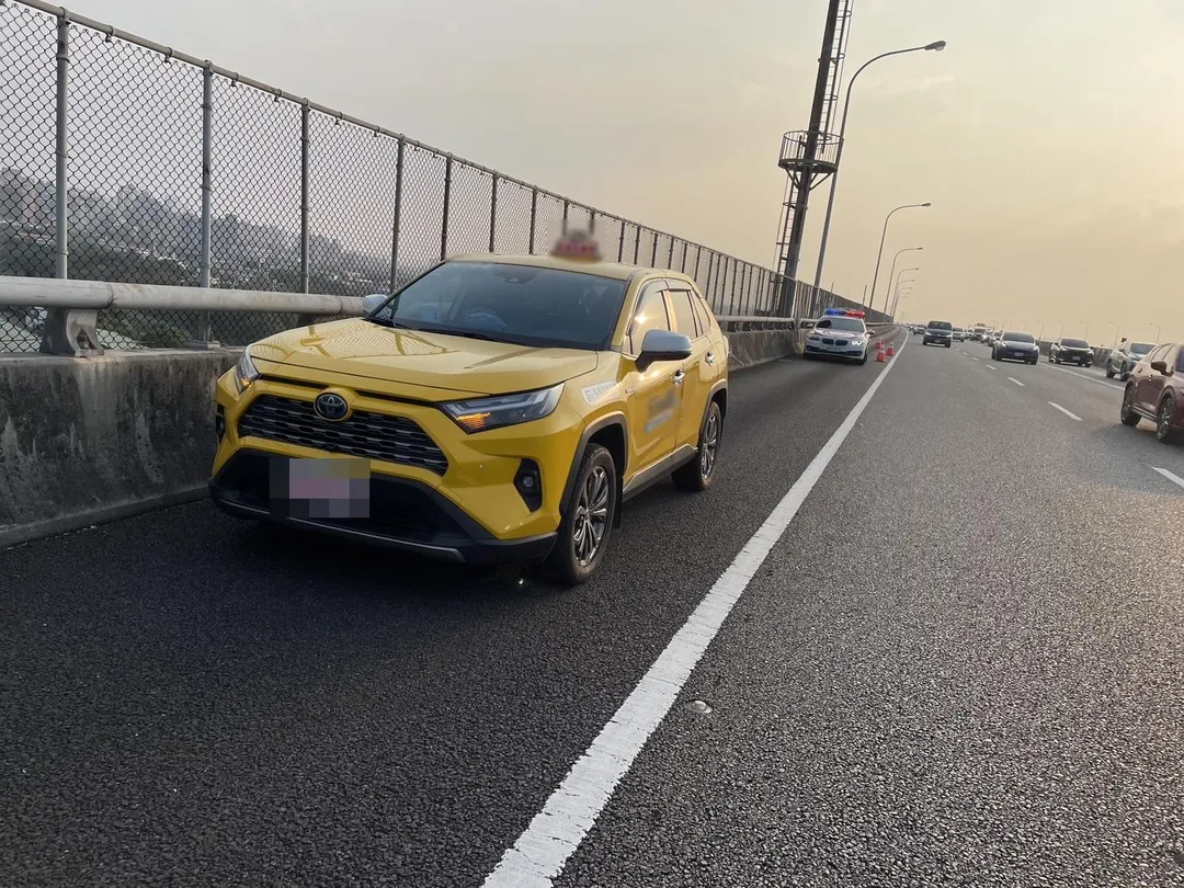 因吳男情緒不穩喊著下車,曾姓司機將計程車停放路肩。(圖/警方提供)