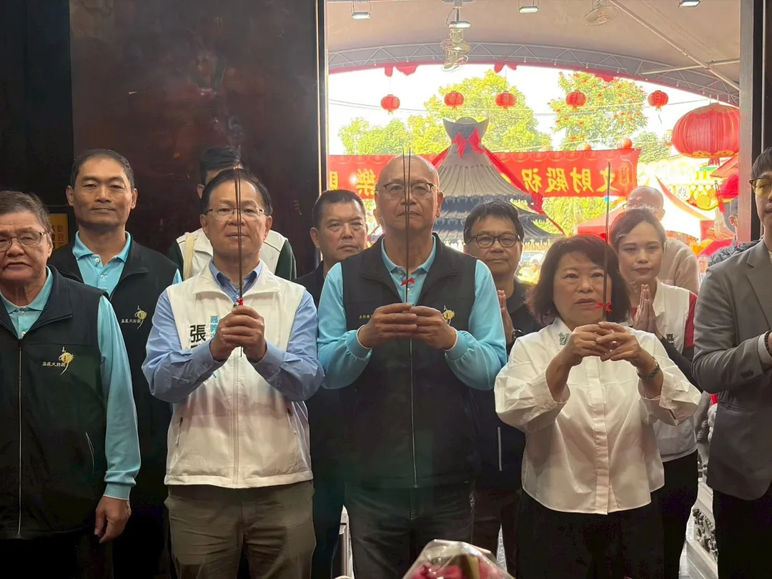 嘉義市長黃敏惠春節走春參香,張啓楷陪同。(圖/翻攝張啓楷臉書)