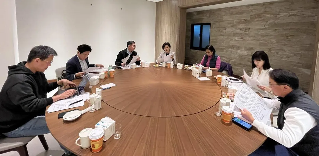 川普的關稅政策出現變化,卓榮泰、鄭麗君、張惇涵和談判團隊就此進行分析盤整。(圖/翻攝卓榮泰臉書)