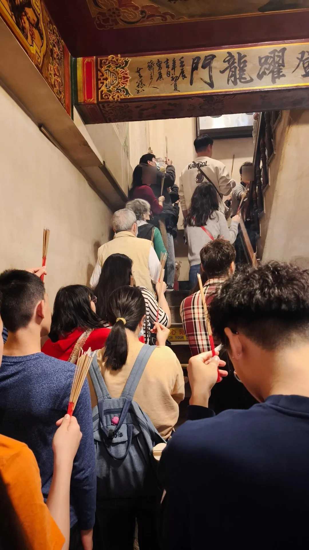 台中樂成宮的信眾在殿外大排長龍，甚至連上樓梯都要排隊。（圖／Threads網友@yang.tsung.ye授權提供）