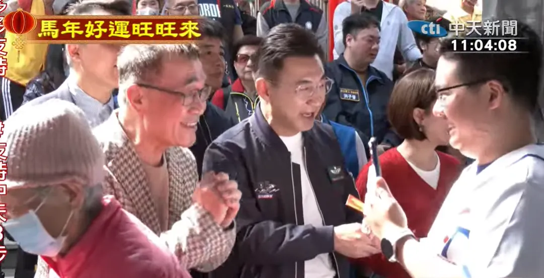 李四川今天（22日）在「新北女婿」江啟臣的邀請下，一同前往新北太平宮參香祈福，並發送小紅包。（圖/中天新聞）
