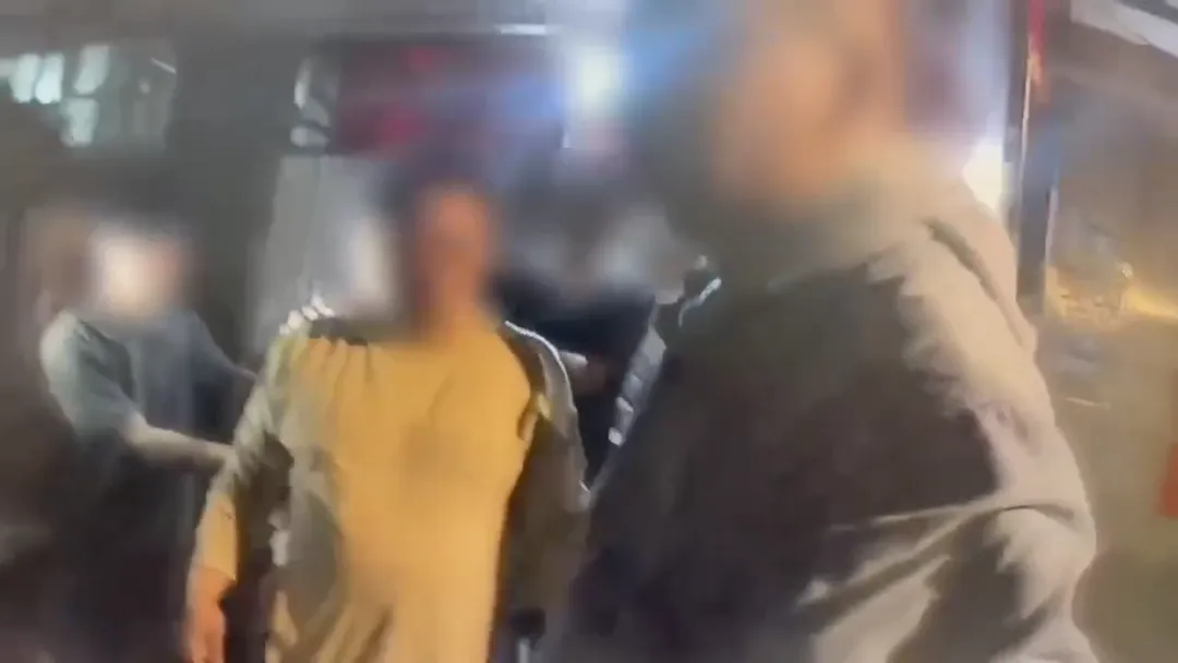 警方將相關人等帶回偵訊。（圖／警方提供）