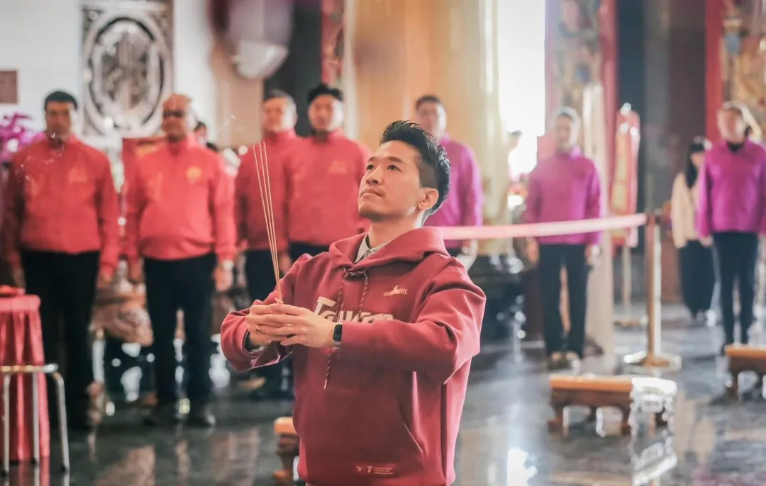 總統府副秘書長何志偉農曆春節到宮廟參香點光明燈祈福。（圖／民眾提供）