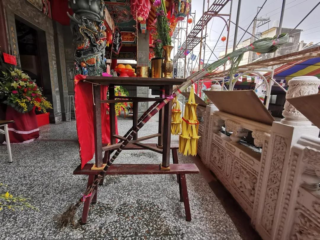 正式祭祀過程中的「頂桌」是祭拜玉皇大帝，供品必為素食或水果。（圖／楊登嵙提供）