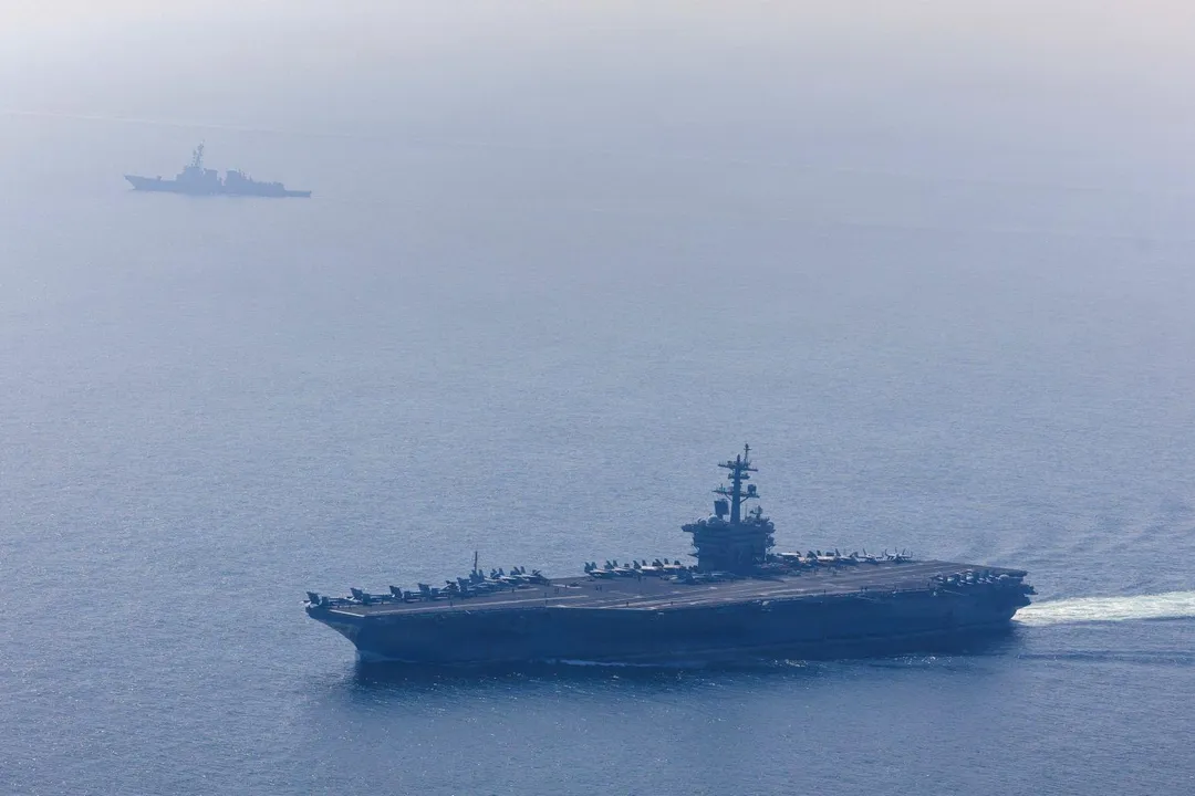 2026年2月6日，美軍航母「林肯號」和驅逐艦「彼得森號」在阿拉伯海進行海上聯合演習。（圖／《路透社》）