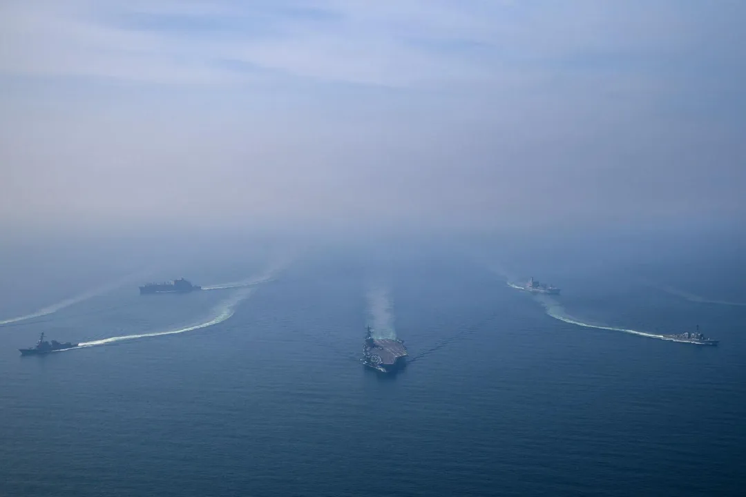 2026年2月6日，美軍航母「林肯號」率領其打擊群在阿拉伯海演習。（圖／《路透社》）