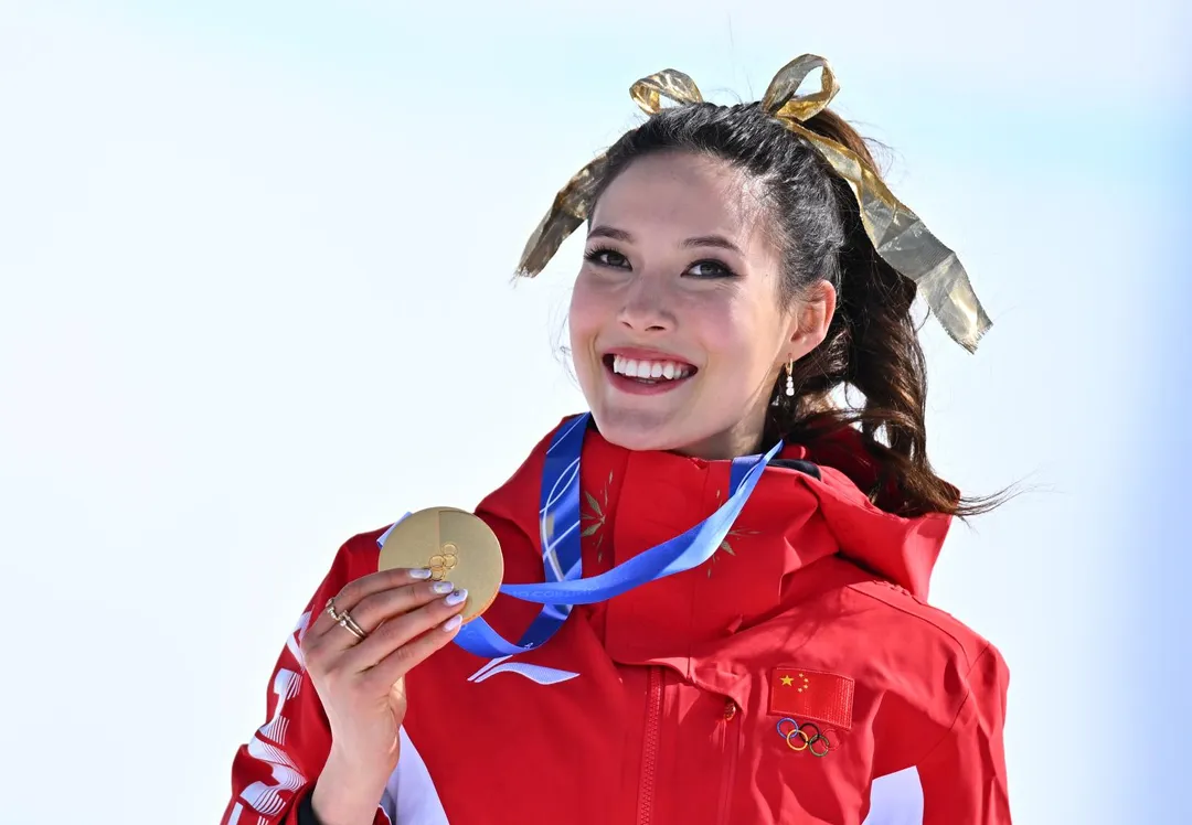「滑雪女神」谷愛凌在冬奧自由式滑雪女子U型技巧項目中奪金。（圖／新華社）