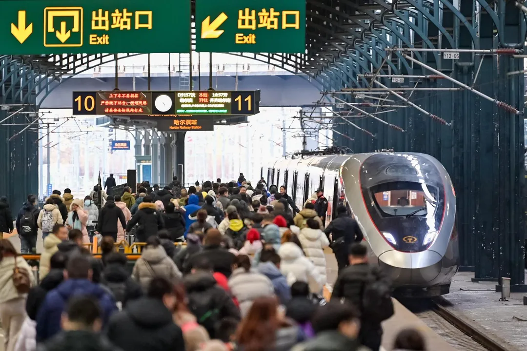 春運有「地表最大人口移動」之稱。圖為2月22日，旅客在哈爾濱火車站。（圖／新華社）