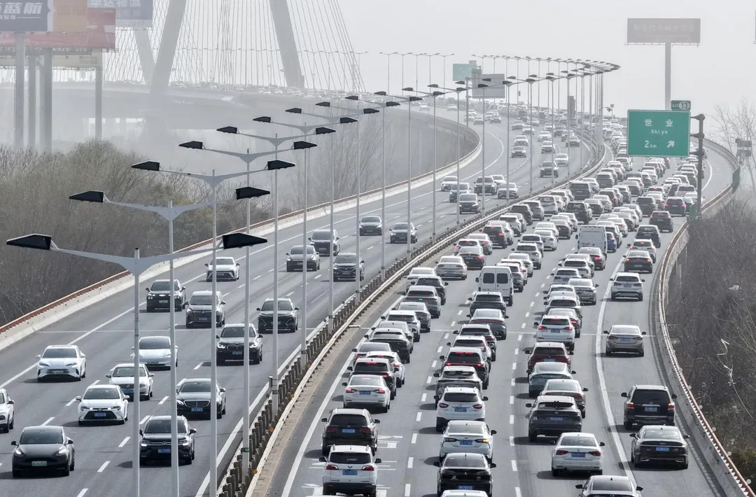 2月22日，江蘇省揚州市境內的潤揚大橋上的車流。（圖／新華社）