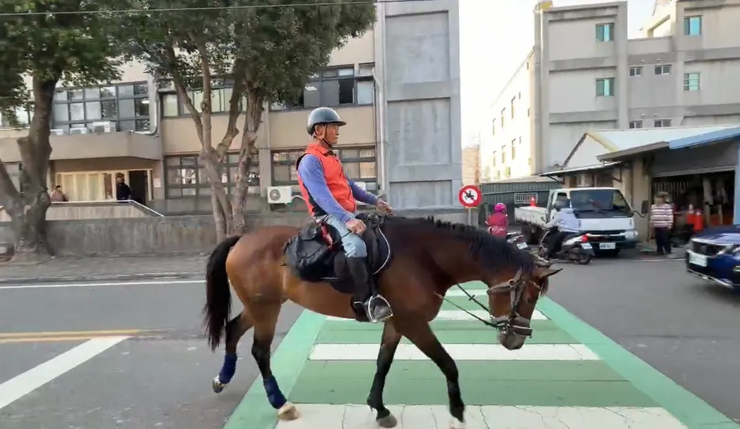 騎馬成為校門口最吸睛的焦點。（圖／警方提供）