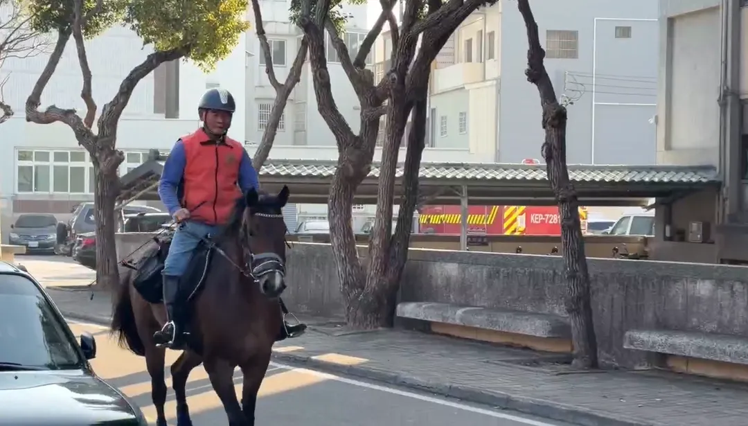 為確保學童上、下學安全，台中市政府警察局第五分局於開學首日推出創意宣導活動，以「馬上安全」為主題，結合騎馬亮相方式吸引目光，象徵立即行動、即刻守護的決心。（圖／警方提供）