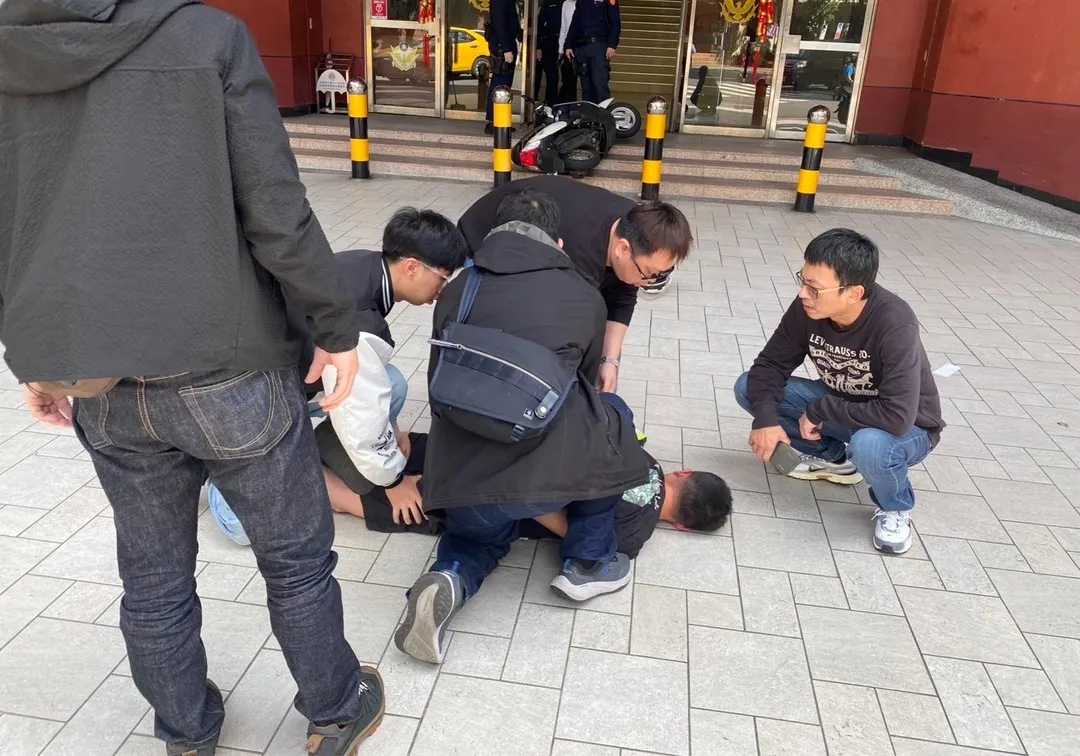 基隆市1名32歲男子23日下午因不明原因騎車衝撞基隆市警察局，隨後被警方壓制並逮捕。（圖／翻攝畫面）