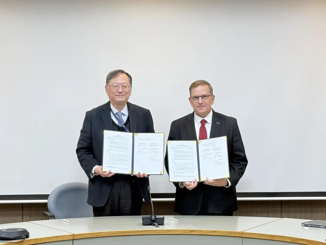 台大醫院與業者續簽機器臂手術合作備忘錄（MOU），簽署儀式由台大醫院院長余忠仁（左）與直覺公司亞太區資深副總裁葛嵐（Glenn Vavoso）（右）代表雙方完成。（圖／台大醫院）