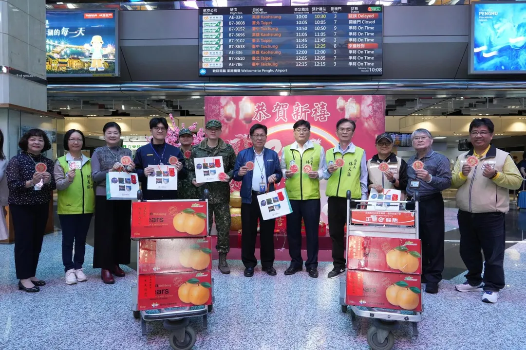 春節連假疏運告一段落，澎湖縣副縣長林皆興（右5）23日慰勞留守海空交通單位人員。（圖／翻攝自Facebook@澎湖縣政府）
