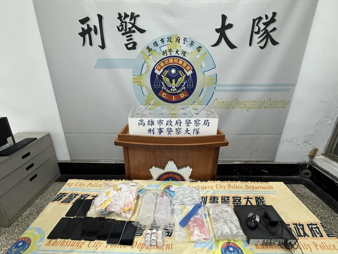 警方當場查獲在場持毒通緝犯共8人，並查扣毒品安非他命、依托咪酯液體、依托咪酯煙彈、電子磅秤、電子煙彈殼等分裝器具及手機等證物。（圖／警方提供）