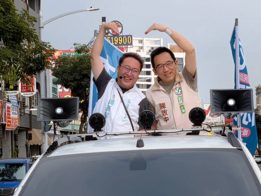 民進黨高雄市議員前鎮、小港區初選激烈，黃彥毓獲得陳致中(右)全力支持連任。（圖／黃彥毓辦公室提供）