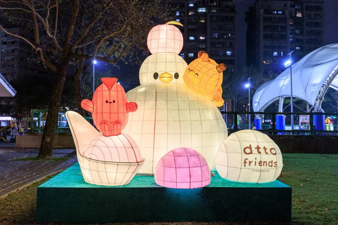 dtto friends 萌力全開！「馬力食足」展現在地生命力。（圖／桃園燈會提供）