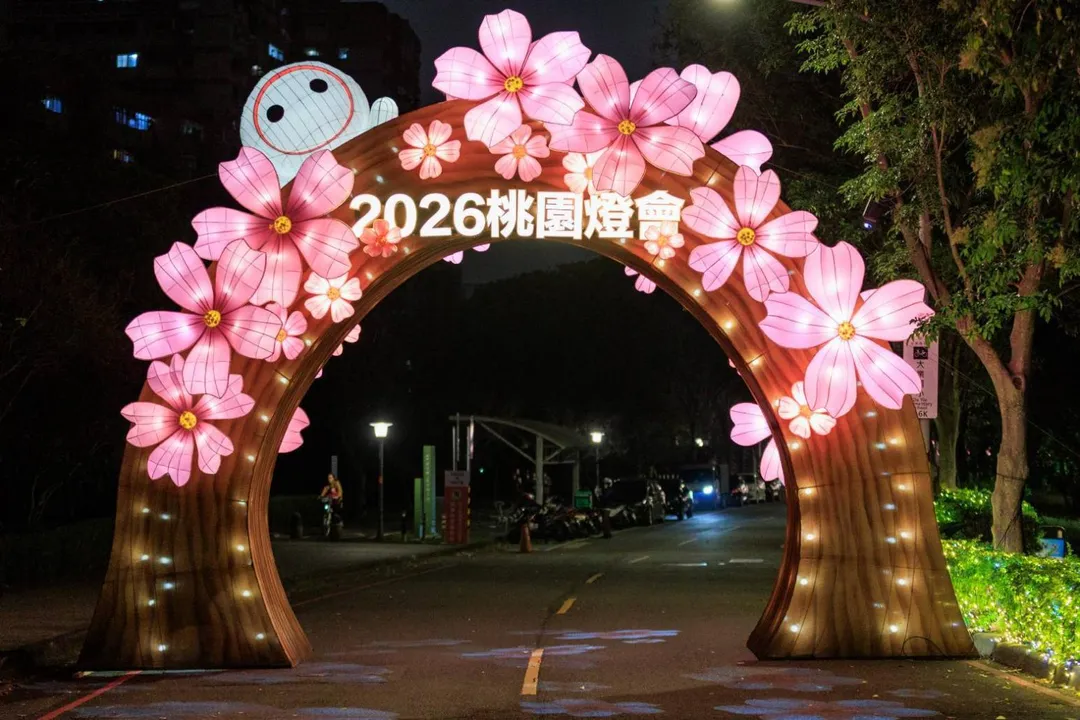 「桃花朵朵開」以桃園市花為靈感，巨大的粉嫩花瓣層層堆疊，結合律動光影。（圖／桃園燈會提供）