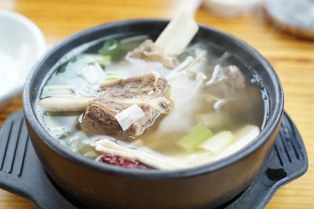一名65歲男子因跌倒造成骨裂，妻子連續兩週餵食豬大骨湯，結果發現腎絲球過濾率從60分驟降至14分，險些進入洗腎階段。（示意圖／Pixabay）