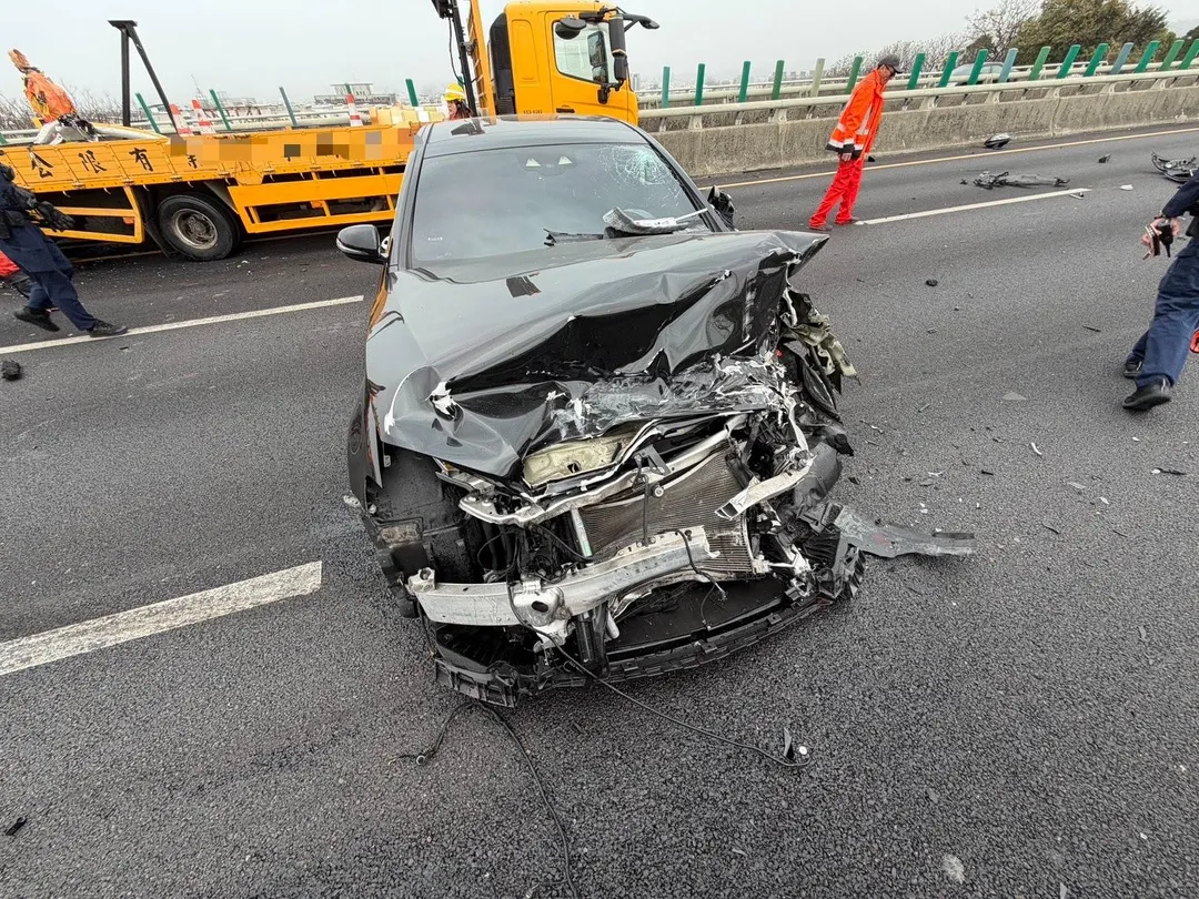 29歲陳姓男子駕駛賓士車疑因分心，未注意前方路況，追撞內側車道路肩清掃作業的緩撞車，造成車頭嚴重毀損。（圖／警方提供）
