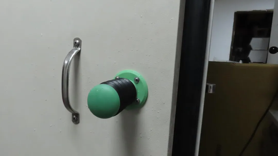 案發冰庫內的緊急開關。（圖/警方提供）