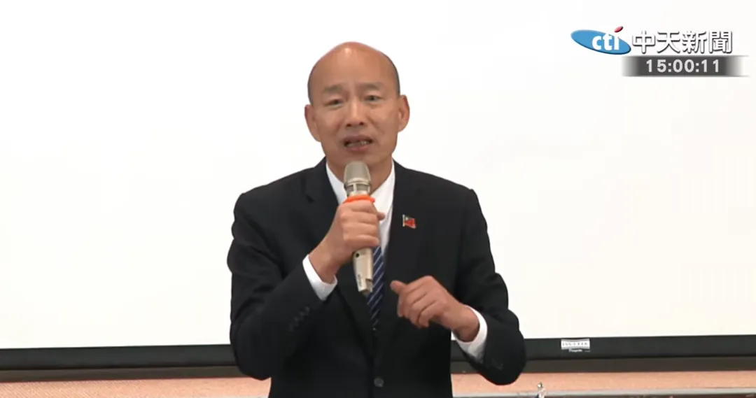 韓國瑜以古代酷刑「濕紙貼臉」示警國民黨團「要能夠在當前黑暗的困難中找到一絲一毫光明」。（圖/中天新聞）