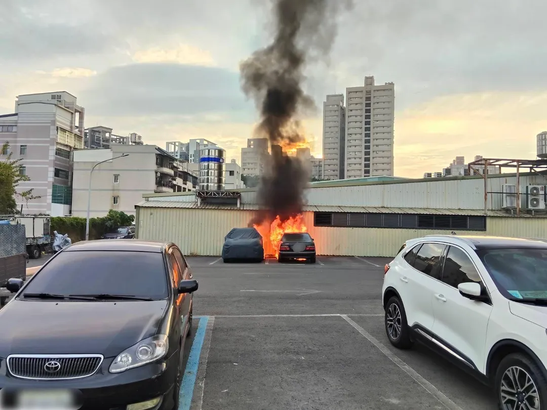 高雄私人停車場發生火燒車意外。（圖／警方提供）