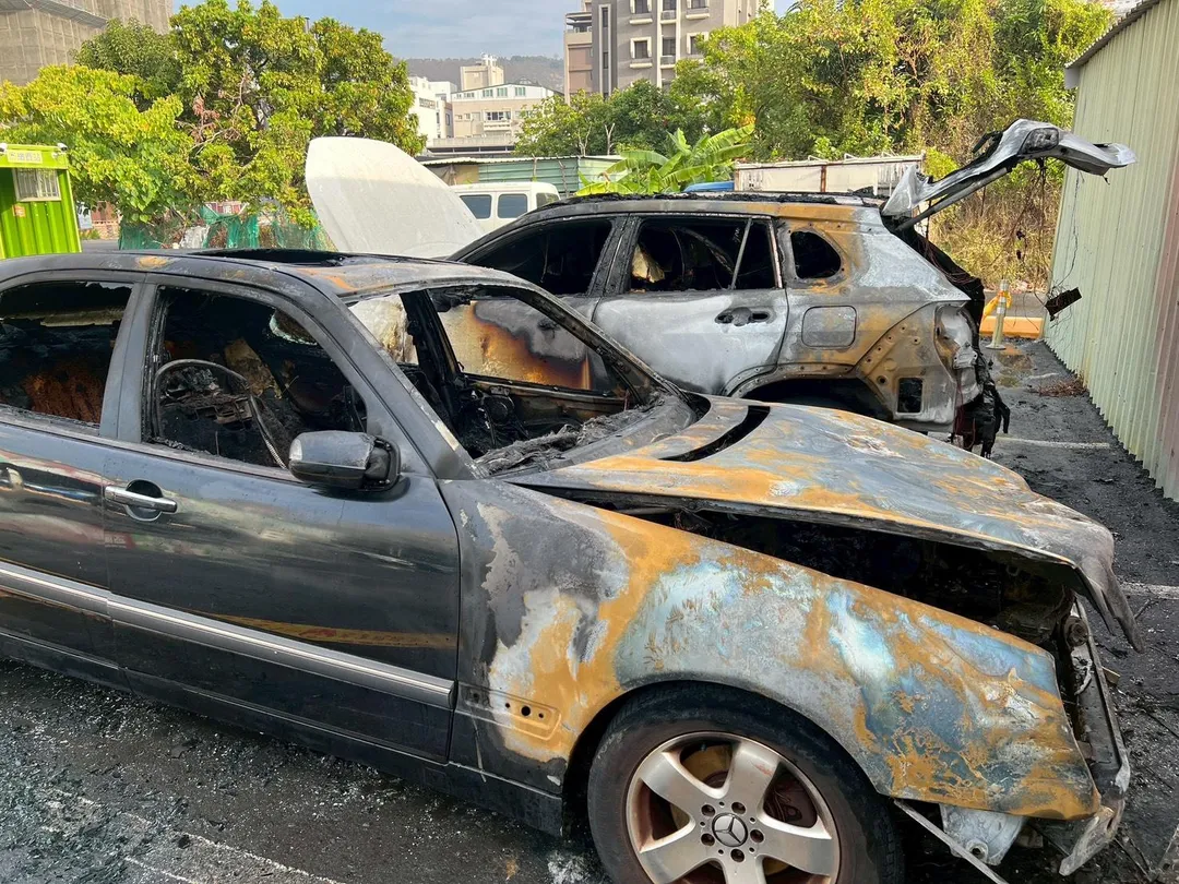 賓士車起火燃燒成廢鐵。（圖／警方提供）