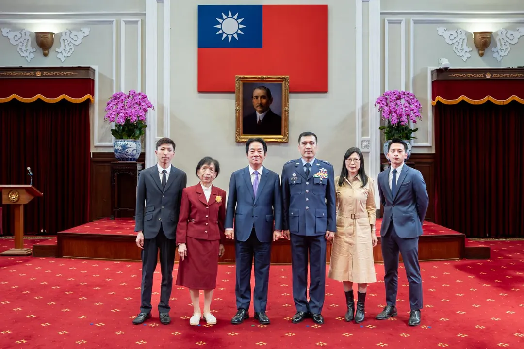 賴清德與江秉璁少將家人合影（圖／總統府提供）