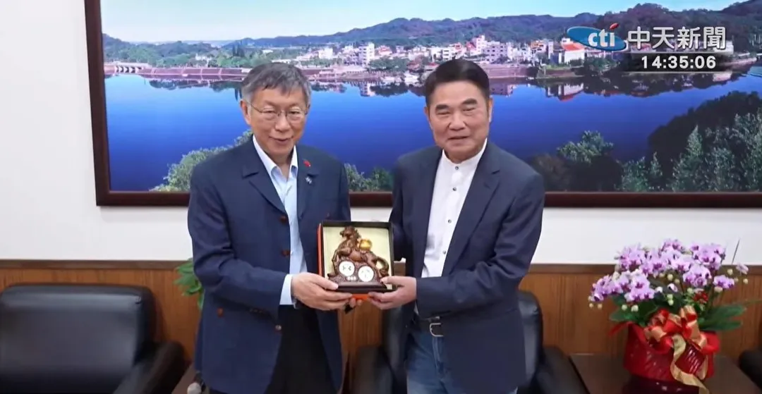 柯文哲和鍾東錦互動密切。（圖／中天新聞）