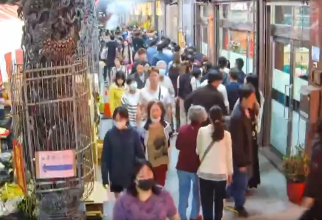 現場信徒眾多，預估超過3000位。（圖／監視器畫面）