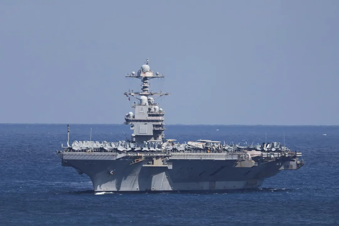 2月23日，美國海軍「福特號」航母抵達希臘克里特島蘇達灣。（圖／美聯社）