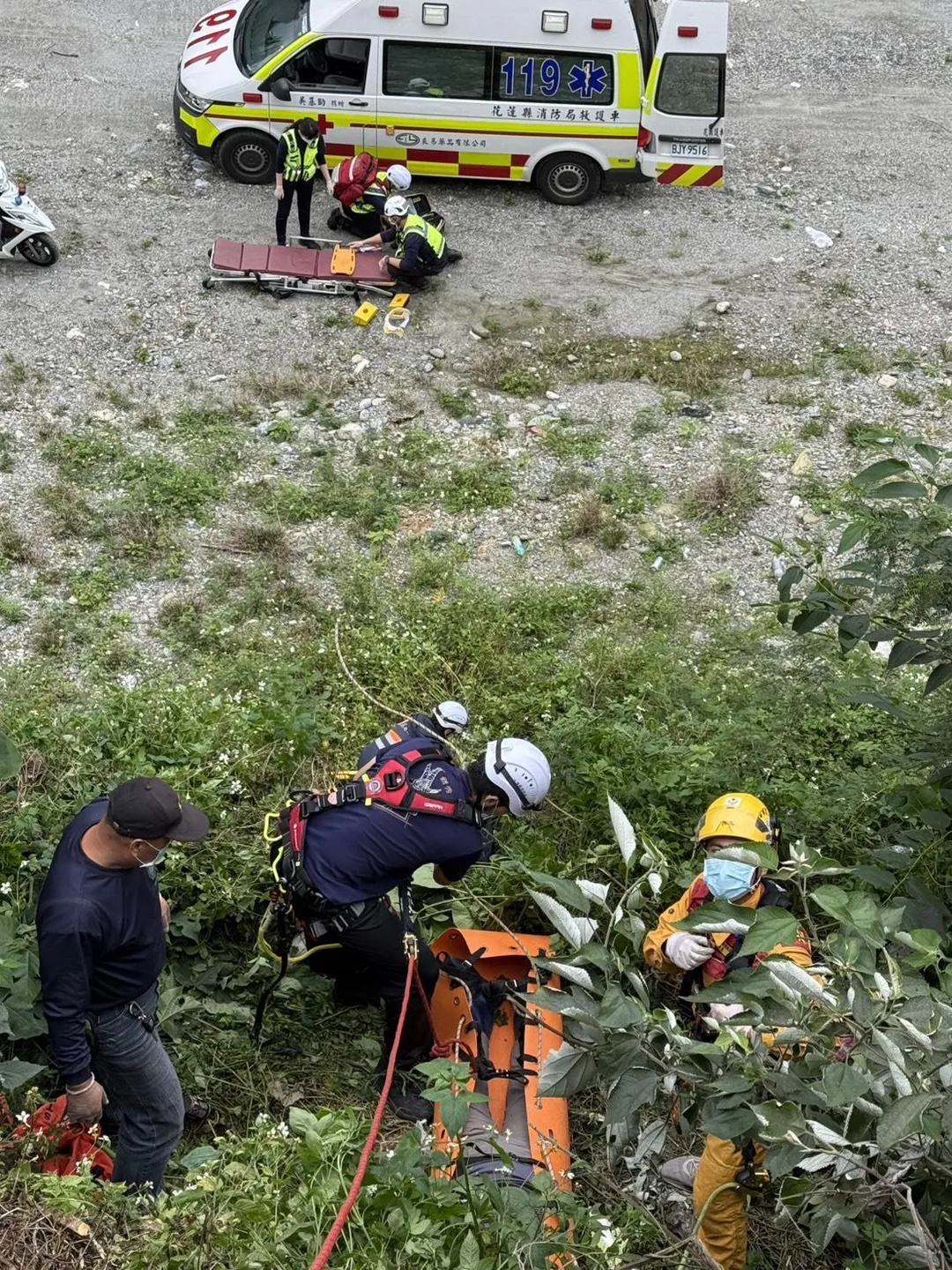 花蓮縣秀林鄉一名7旬婦人不慎墜落約五公尺深的垂直邊坡，消防人員抵達現場後，評估環境搬運困難，隨即架設繩索系統實施救援。經現場初步檢查，該名婦人已無生命跡象，墜落意外原因有待調查。（圖／翻攝畫面）