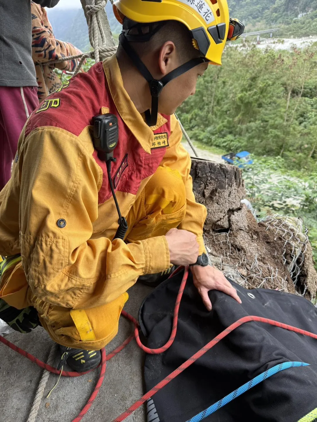 花蓮縣秀林鄉一名7旬婦人不慎墜落約五公尺深的垂直邊坡，消防人員抵達現場後，評估環境搬運困難，隨即架設繩索系統實施救援。經現場初步檢查，該名婦人已無生命跡象，墜落意外原因有待調查。（圖／翻攝畫面）