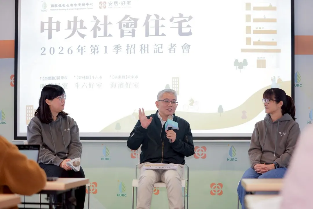 國家住都中心董事長花敬群（中）、資產管理部副主任魏雅蘭（右）、資產管理部租賃一組組長高翊馨（左）。(圖/國家住都中心)
