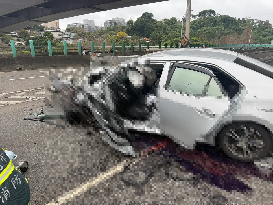 福和橋車禍，64歲駕駛自撞分流橋墩昏迷送醫。（圖／警方提供，下同）