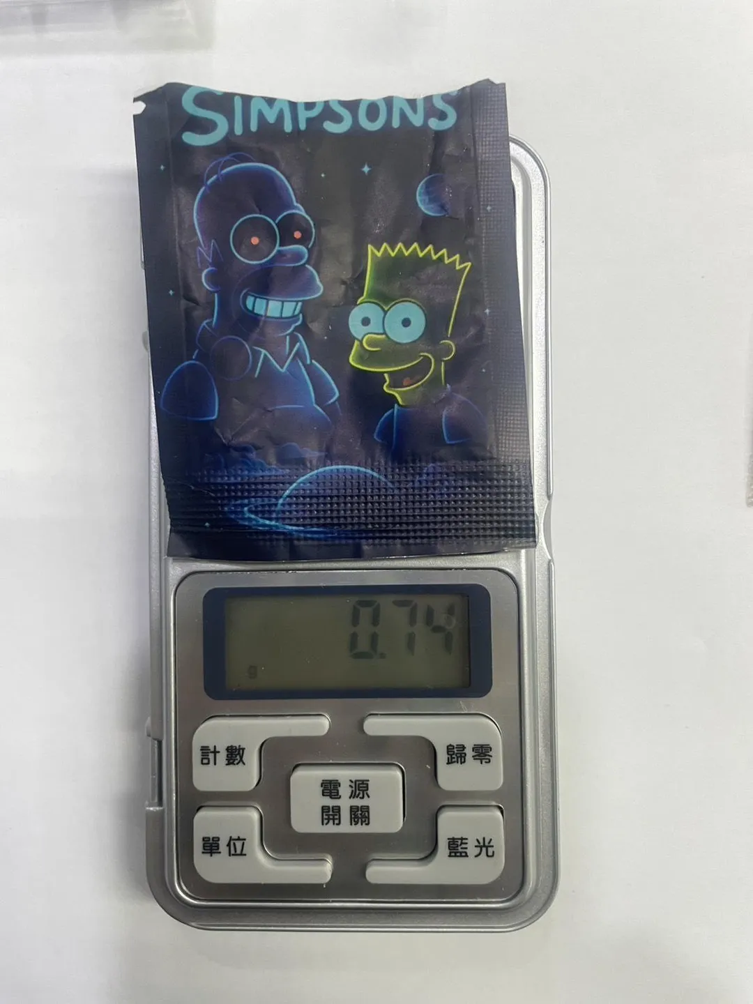 警方於車內查獲二級毒品卡西酮咖啡包殘渣及含有毒品成分之飲料。（圖／中天新聞）