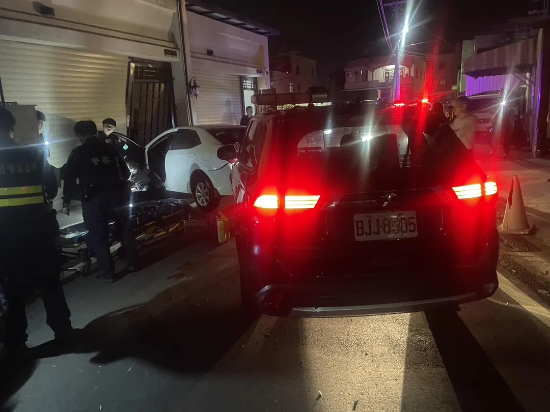 吳男在竄逃期間因車速過快，先失控擦撞路旁圍牆，最終衝撞民宅大門。（圖／中天新聞）