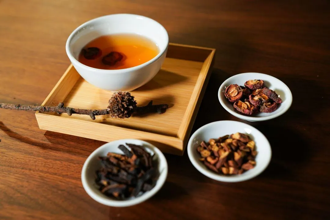 林亞萱中醫師分享山楂、陳皮、炙甘草為主材料的「消食順氣茶」，可作為飲食調整的輔助選擇。（圖／台北慈濟醫院）