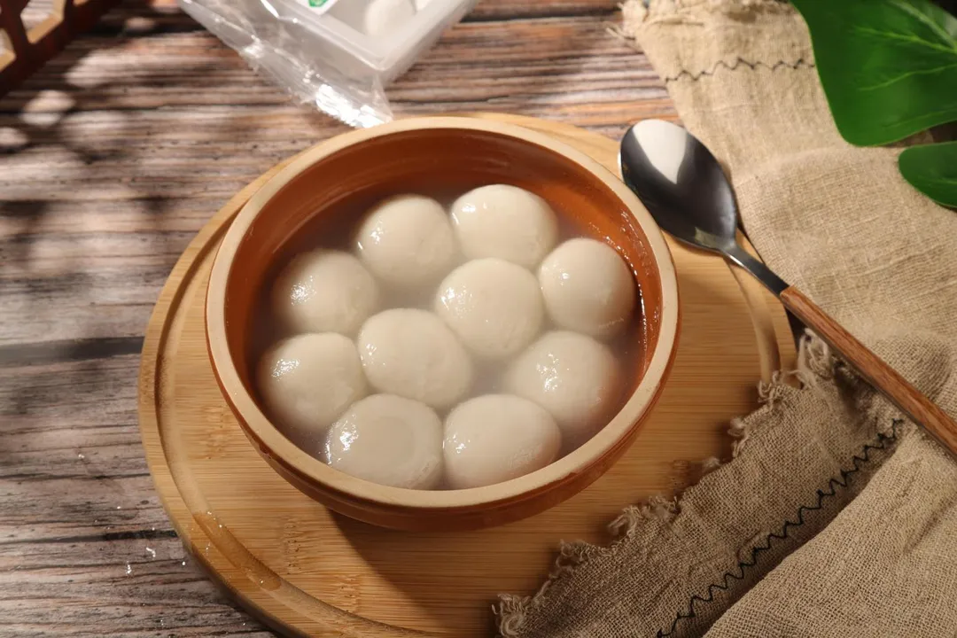 湯圓由糯米製成,加上內餡甜料、糖水及紅豆等配料,無疑是「雙重澱粉炸彈」。(示意圖/Pixabay)