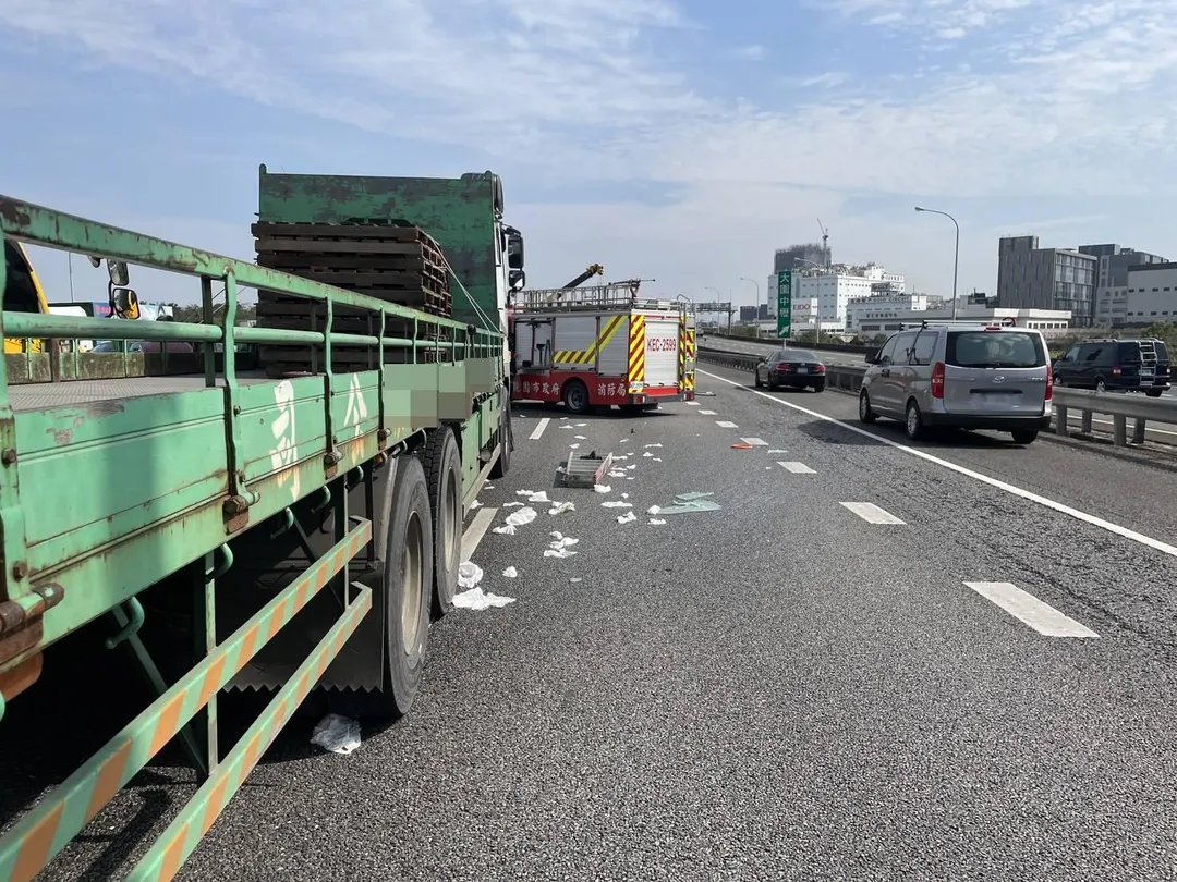 現場為1輛大貨車與4輛轎車發生碰撞事故。(圖/警方提供)