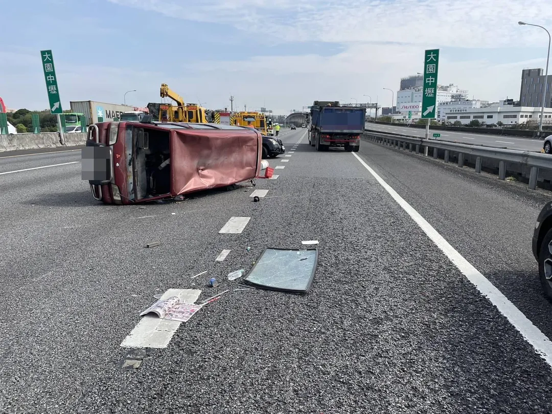 現場為1輛大貨車與4輛轎車發生碰撞事故。(圖/警方提供)