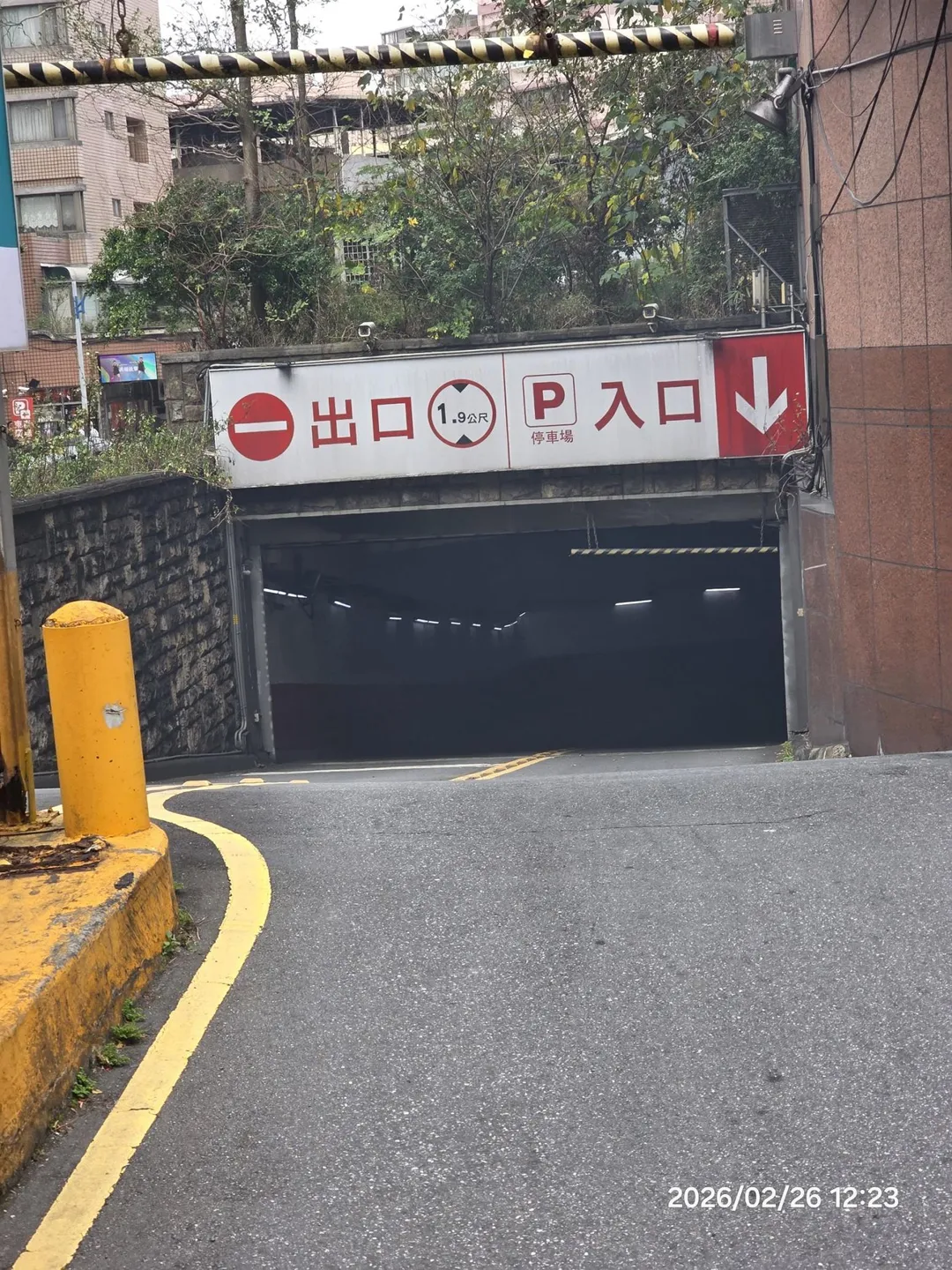 景平路大全聯地下停車場火警。（圖／翻攝記者爆料網）