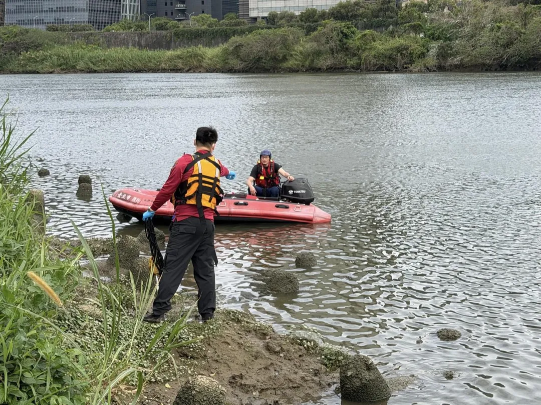 台北市迎風河濱公園驚見男浮屍。（圖／民眾提供）
