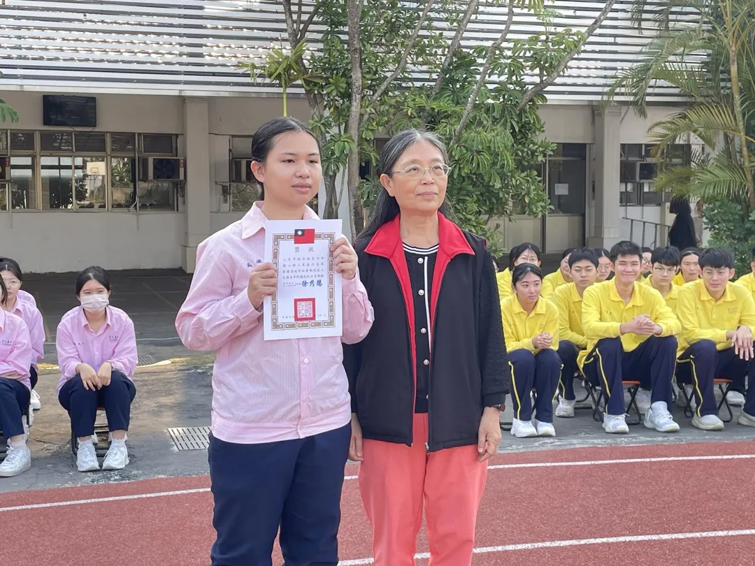 雲林北港巨人高中一名女學生協助失智長者獲表揚。（圖／翻攝自巨人高中臉書）