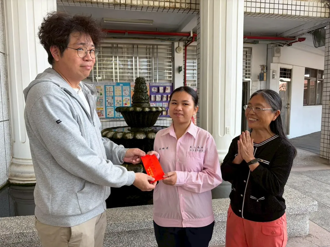 雲林縣議員黃文祥請助理頒發「社會溫暖楷模獎學金」給吳姍霓同學。（圖／翻攝自巨人高中臉書）