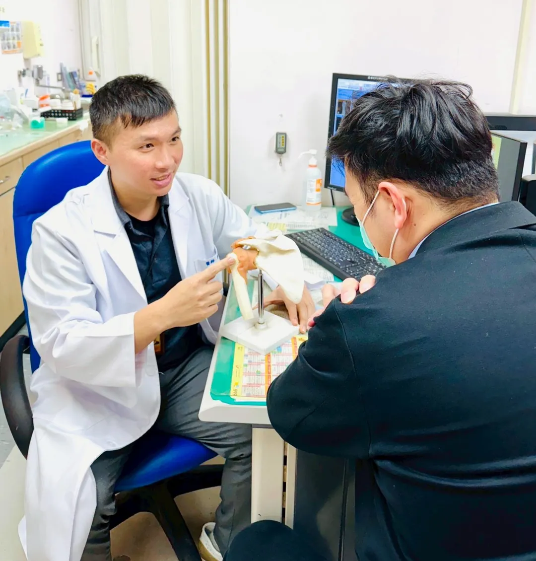 醫師利用肩關節模型，向患者解說高血糖如何導致關節囊發炎與沾黏。（圖／李智堯醫師提供）