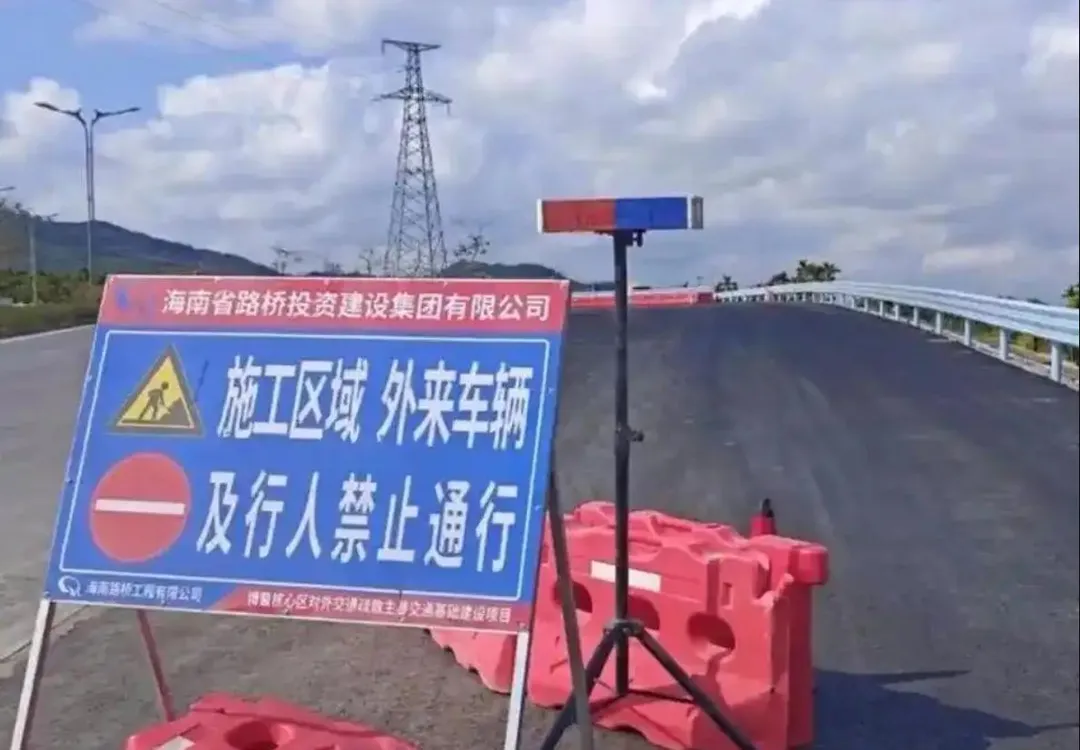 涉事路段「未用先塌」被質疑是豆腐渣工程。（圖／翻攝瀟湘晨報）