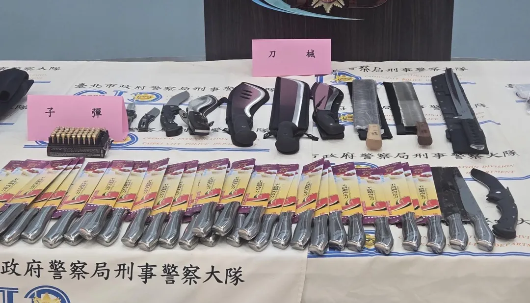 警方查扣大批刀械與證物。（圖／翻攝畫面）